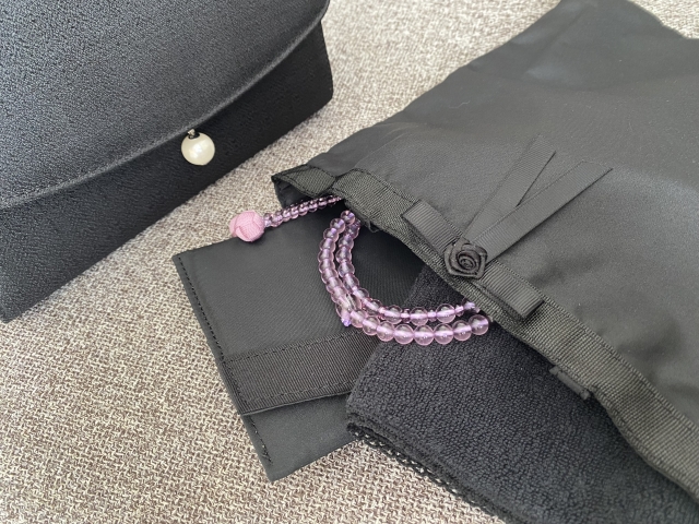 黒いハンカチが入ったカバンの画像